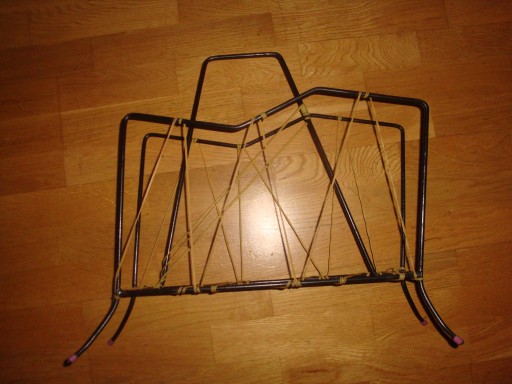 METALOWY GAZETNIK