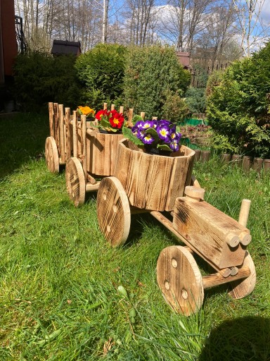 Traktor z wozem z drewna