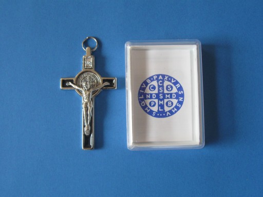 Krzyż metalowy z medalem Św.Benedykta 8 cm+pudełko