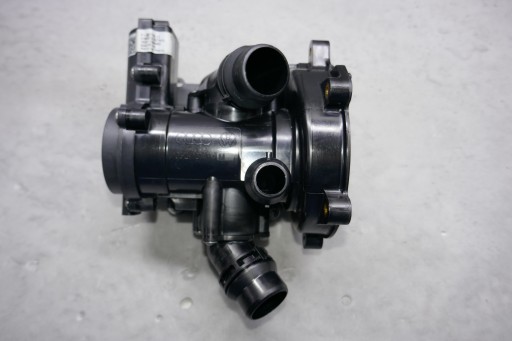 OBUDOWA TERMOSTATU 06L121111J TFSI SUPER STAN