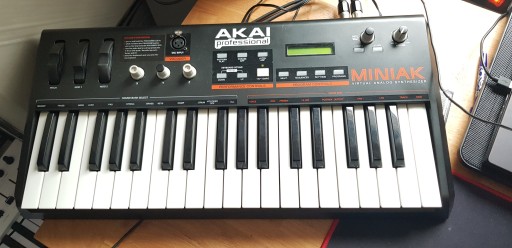 Akai miniak syntezator