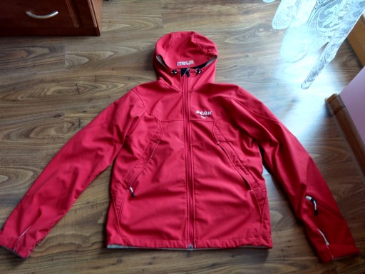 aczerwona softshell z kapturem Peak Performance jnowa r.M