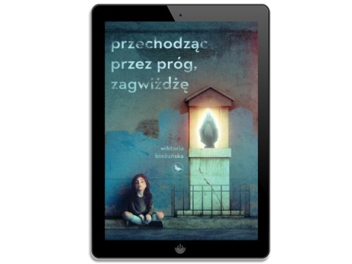Przechodząc przez próg, zagwiżdżę
