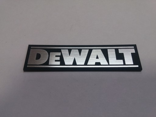 DEWALT naklejka emblemat 112 x 30 mm * SREBRNA