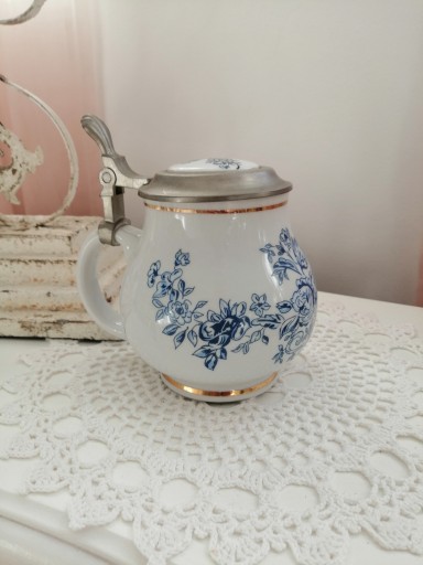 Ceramiczny kufel z cynowa klapką z pięknym niebieskim motywem roslinnym
