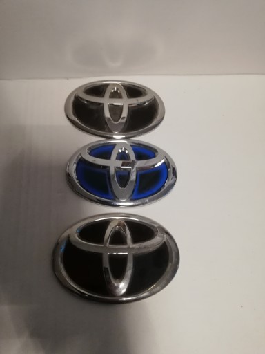 TOYOTA EMBLEMAT LOGO ZNACZEK 13X9