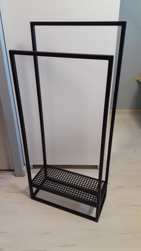 Stojak na ręczniki z półką