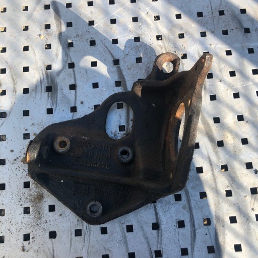 ŁAPA POMPY WTRYSKOWEJ VOLKSWAGEN T4 2.5 074130147C