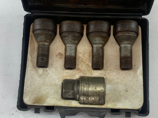 OPEL SAAB 9-3 ŚRUBA ŚRUBY ZABEZPIECZAJĄCE ZŁODZIEJKA 32025807 KOMPLET C-72