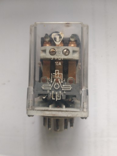 PRZEKAŻNIK R-15, 250V, 10A, 3PDT z PODSTAWKĄ.
