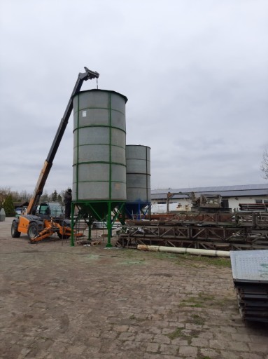 SILOS LEJOWY NA NOGACH POJEMNOŚĆ 40 TON