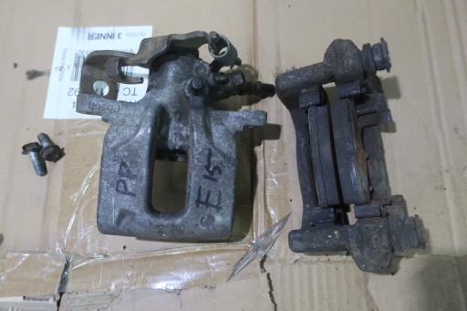 TOYOTA COROLLA E15 X AURIS ZACISK TYŁ TYLNY PRAWY JARZMO 07-13