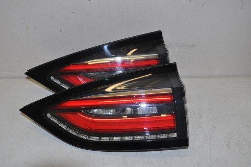 LAMPA TYLNA PRAWA ESPACE V 265507870R