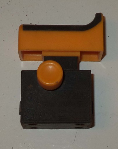 PILARKA TARCZOWA TITAN TTB286CSW - włącznik
