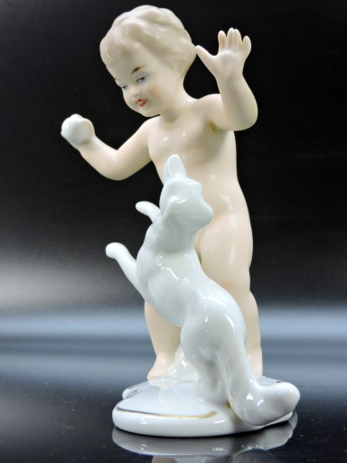 Figurka putto dziecko pies porcelana Wallendorf