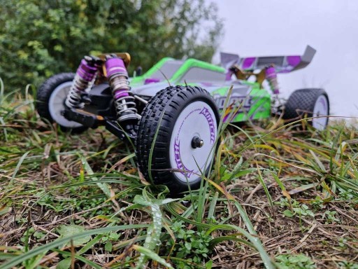 SAMOCHÓD ZDALNIE STEROWNY NA PILOTA RC WLTOYS 104002 1:10 4WD 2,4GHZ 60KM/h