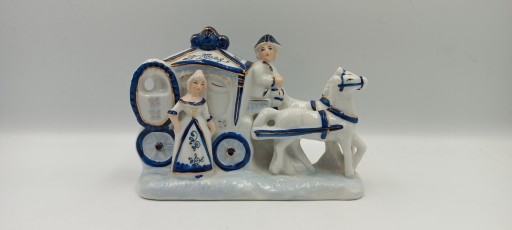 FIGURKA PORCELANOWA KARETA