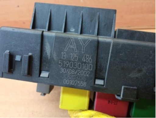 SKRZYNKA BEZPIECZNIKÓW OPEL VECTRA C 13125486