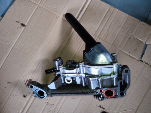 Pompa oleju A2701800601 W246 W176 W117 W156 A,B-klasa CLA GLA Mercedes 1.6