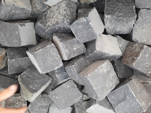 Kostka GRANITOWA czarna 9/11cm 25kg CIĘTO-ŁUPANA