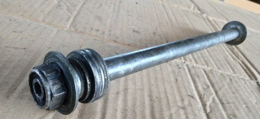 YAMAHA FAZER FZS 600 OŚ OŚKA KOŁA TYŁ TYLNA ŚRUBA WAHACZA TULEJKA TULEJA