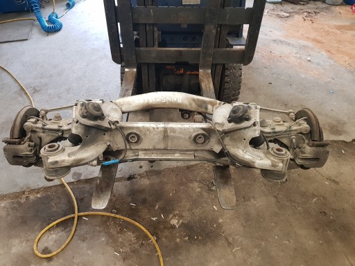BELKA TYLNA SANKI TYLNE ZWROTNICE ZACISK BMW E39