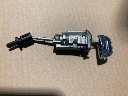 WKŁADKA ZAMKA DRZWI LEWYCH AUDI A6 C7 4G1837167