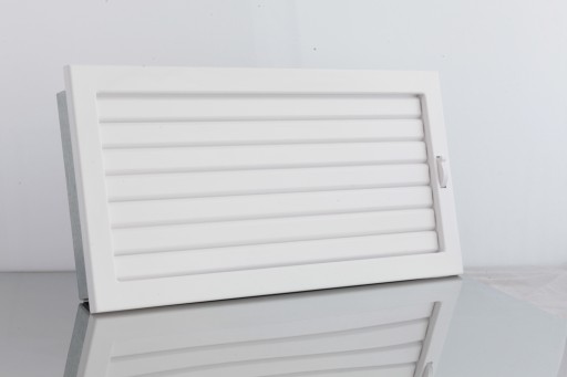 Kratka kominkowa biała z ruchomą żaluzją 450x220