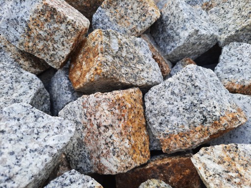 Kostka granitowa SZARO-RUDA 7/9cm łupana 25kg