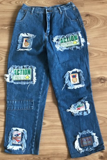 Niebieskie spodnie jeans z naszywkami r 146 / 152