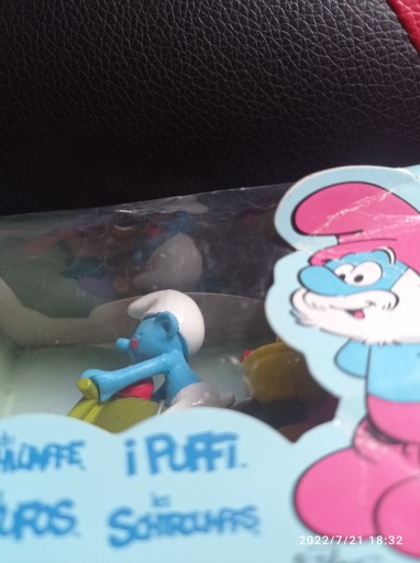 Figurki smerfus na pojeździe