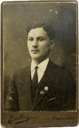 ZDJĘCIE STANISŁAWÓW EMILAIN MĘŻCZYZNA MODA