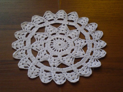 BIAŁA SERWETKA SZYDEŁKOWA ŚR.17,5CM