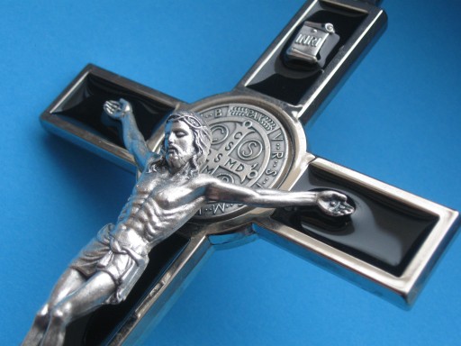 Krzyż metalowy z medalem Św.Benedykta 19,5 cm
