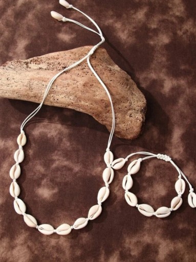 ZESTAW BIŻUTERII Z MUSZELEK KAURI, NASZYJNIK (CHOKER) I BRANSOLETKA BIAŁE