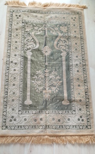 DOM W LIKWIDACJI KILIM JEDWABIEM TKANY