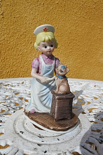 Figurka - dziewczynka z kotem