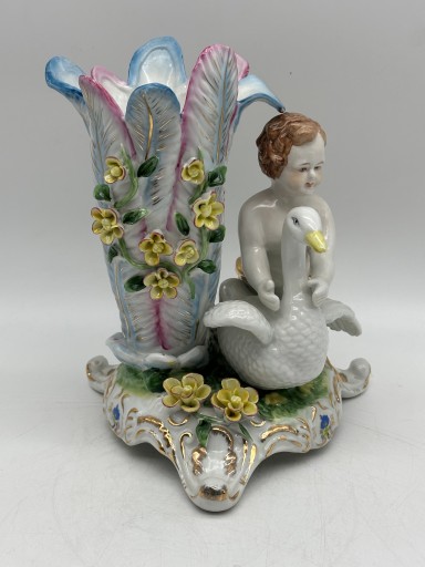 WAZON ZE SCENKĄ Z AMORKIEM PORCELANA KOLOROWA