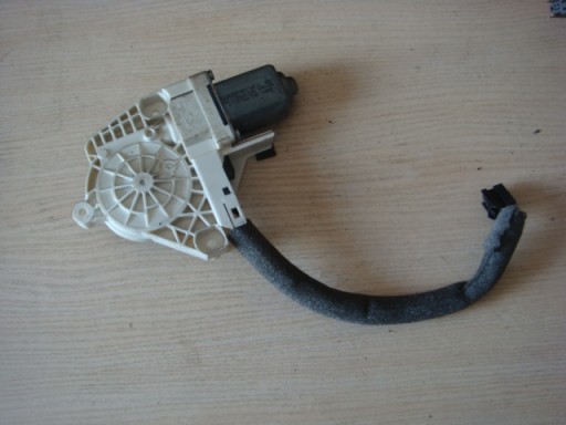 SEAT VW SKODA YETI SILNICZEK SZYBY 8K0959812A