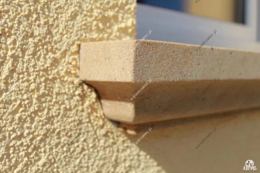 Parapet zewnętrzny z piaskowca