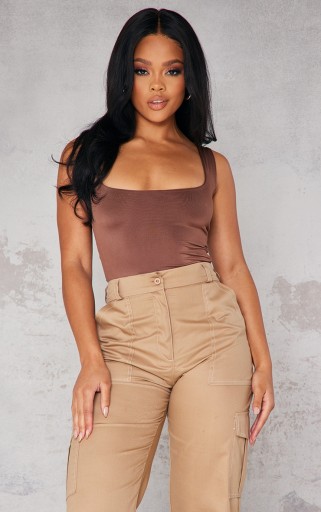 PRETTYLITTLETHING BRĄZOWE BODY NA RAMIĄCZKACH DEKOLT KWADRATOWY R38 B516103