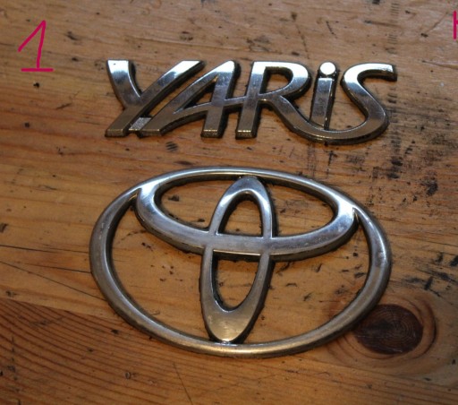 ZNACZEK EMBLEMAT NAPIS YARIS