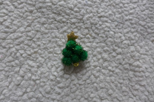 BROSZKA ŚWIĘTA CHOINKA ŚWIECĄCA 5,5CM