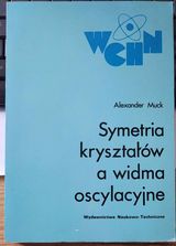 Symetria kryształów a widma oscylacyjne WCHN WNT