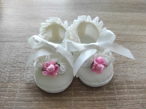 KELLO - Buciki z ozdobą ECRU 13 cm na chrzest