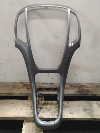 RAMKA DEKOR KONSOLI OPEL ASTRA J 13257562 srebrny