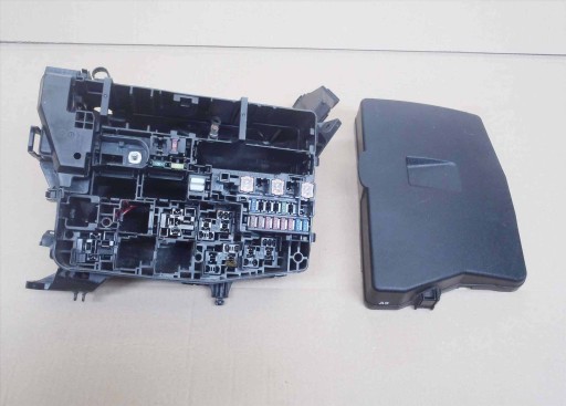 82741-02050 - Блок запобіжників avensis auris verso