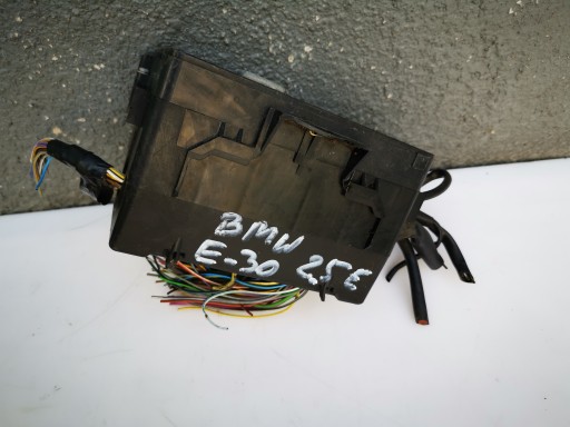 61.13 1370761 блок запобіжників bmw e30 2.5 e