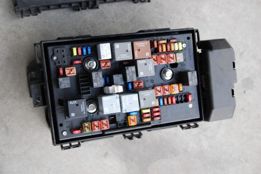 БЛОК ЗАПОБІЖНИКІВ OPEL ZAFIRA C 15R