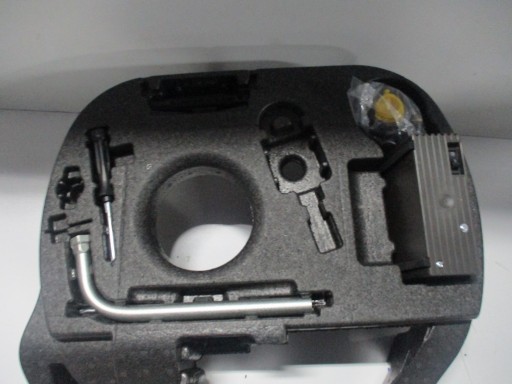 CRIC ROUE SECOURS GARNITURE AUDI A6 4G0